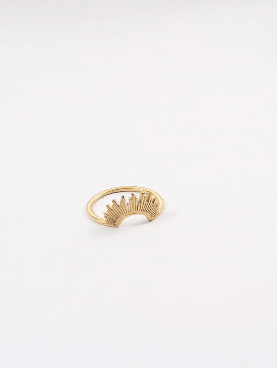 Women's gold-tone daisy sunflower ring — detail view