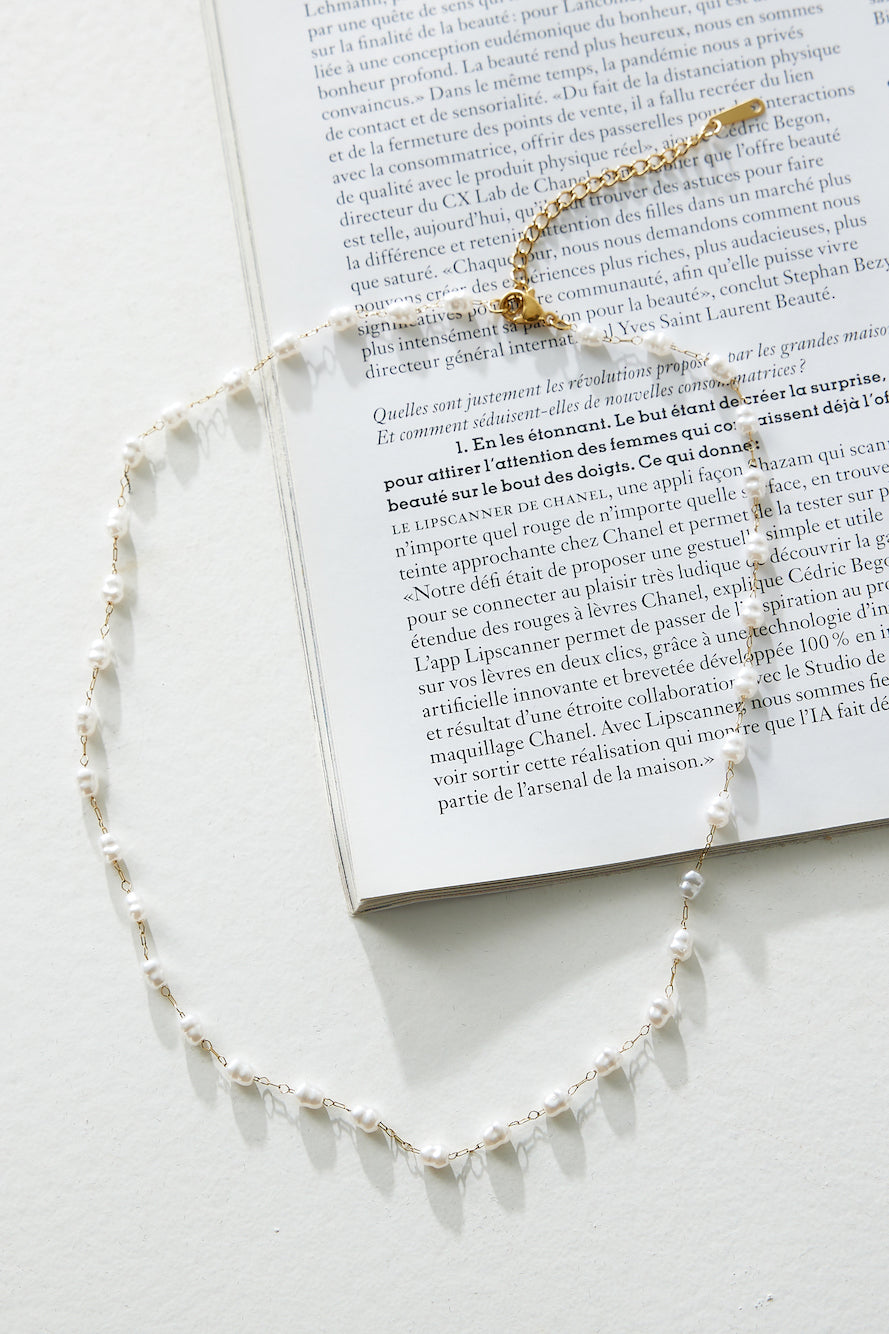 Women's gold freshwater pearl necklace — detail shot