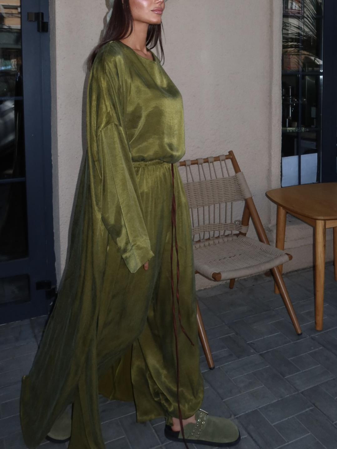 Women's green cupra T-shirt, wide-leg pants and cape set — detail view