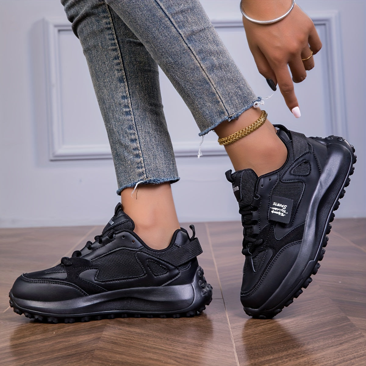 Women's soft-sole lace-up trainers