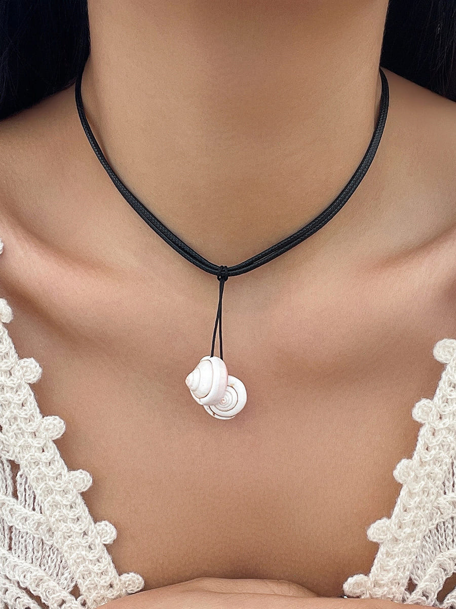 Women's tassel seashell necklace — side detail