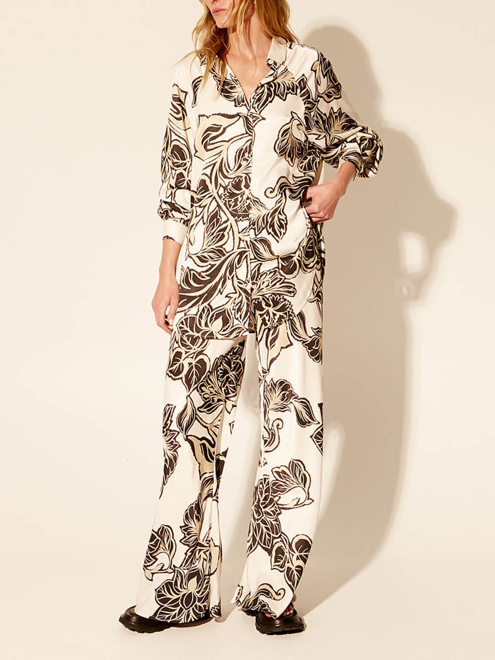 Women's White Floral Elastic-Waist Wide-Leg Trousers — fabric detail