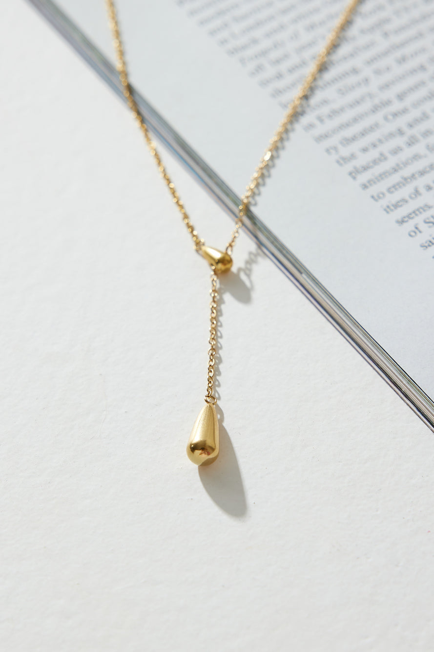 Women's delicate gold chain necklace