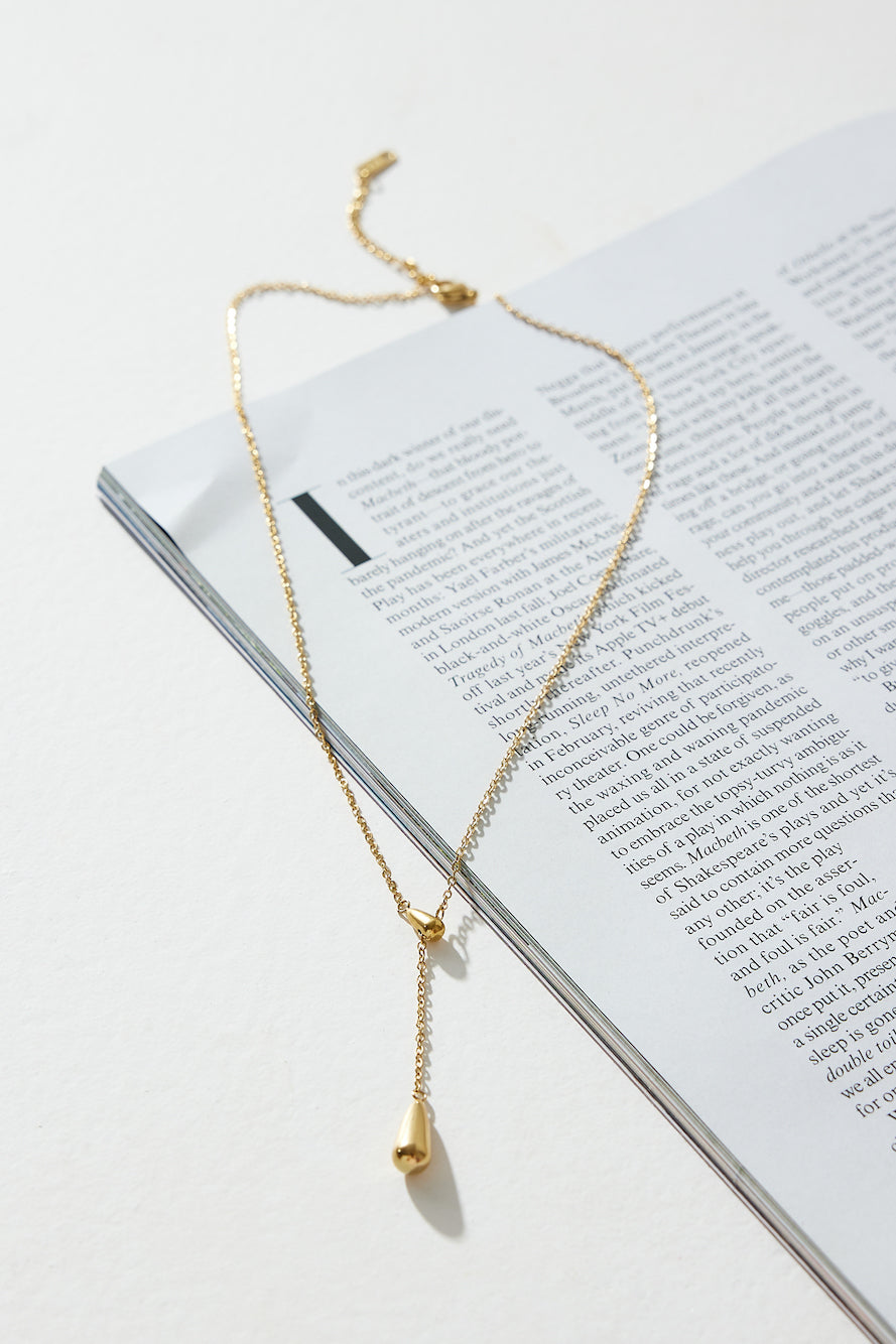 Women's delicate gold chain necklace