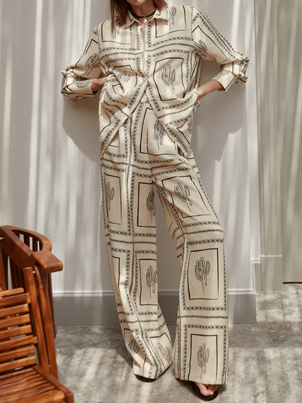 Women's beige geometric print two-piece set — detail