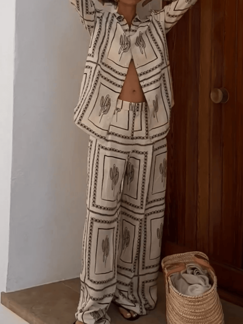 Women's beige geometric print two-piece set — detail