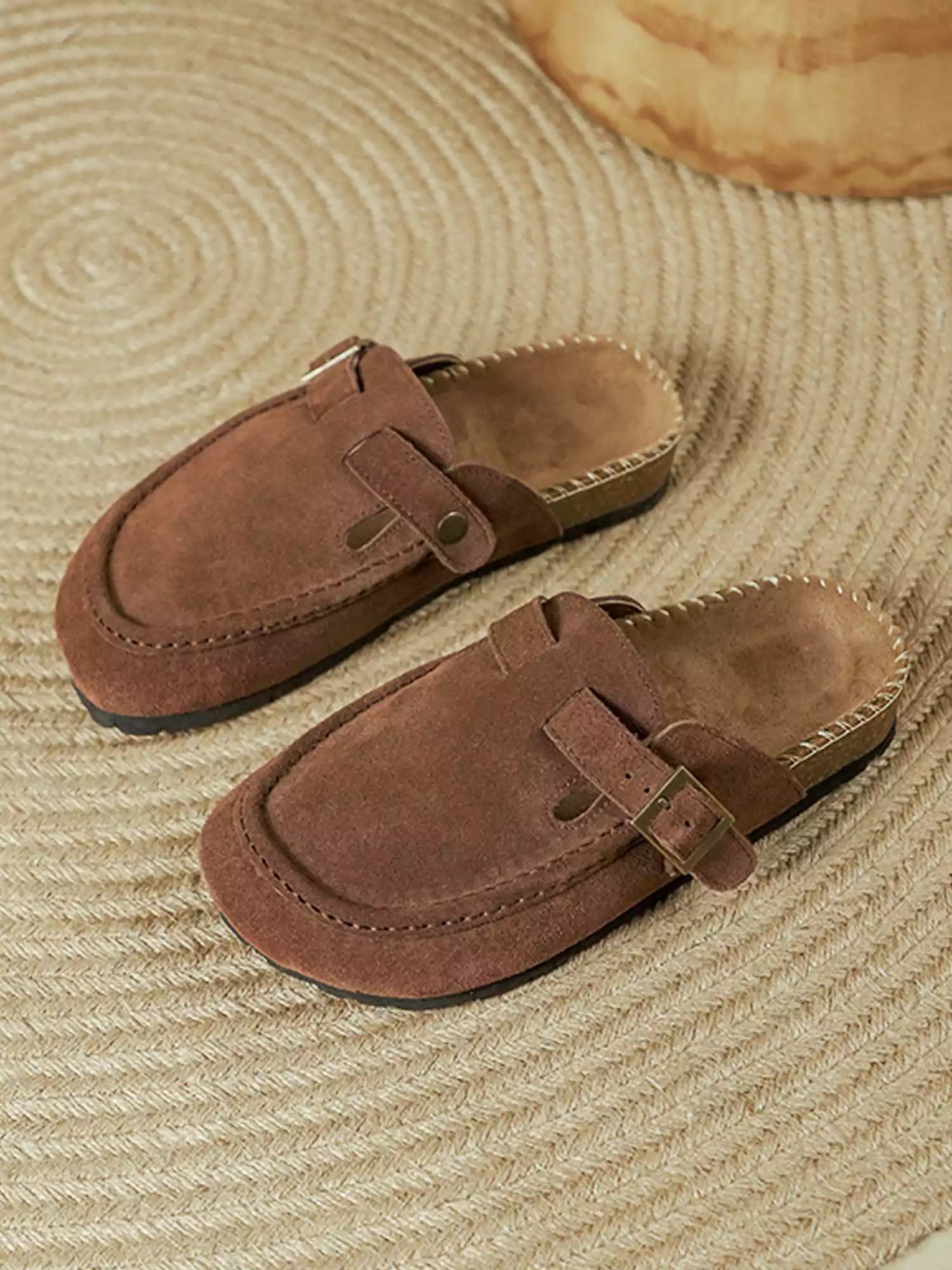 Women's cushioned closed-toe mules - sole detail