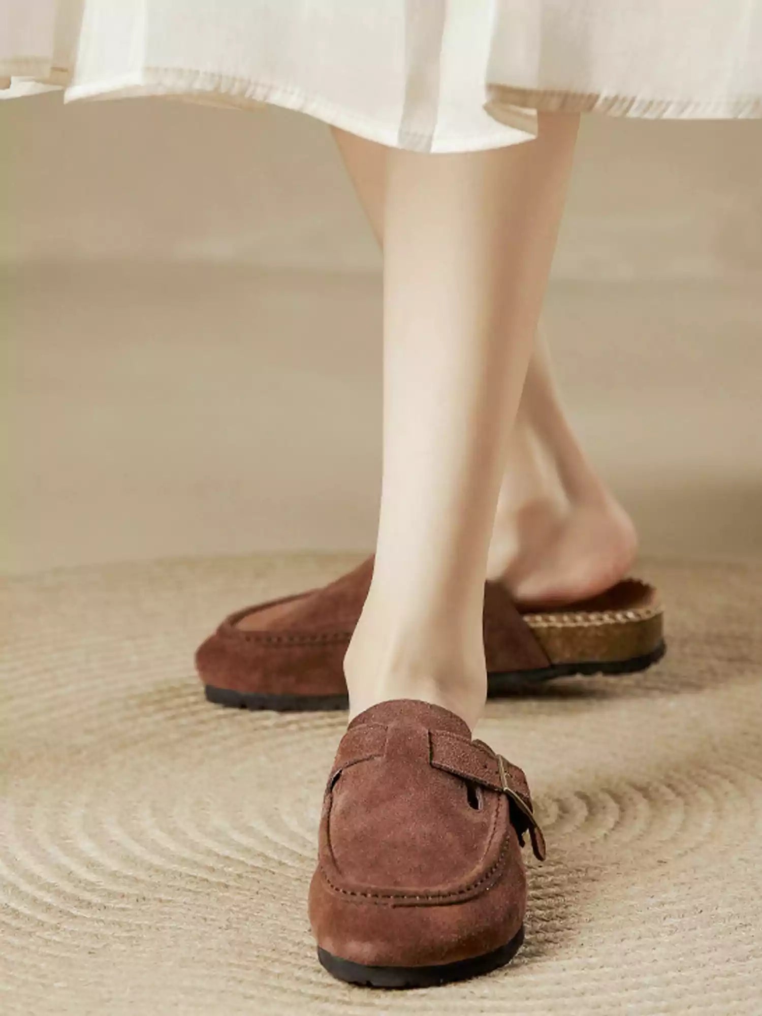 Women's cushioned closed-toe mules - closed-toe detail