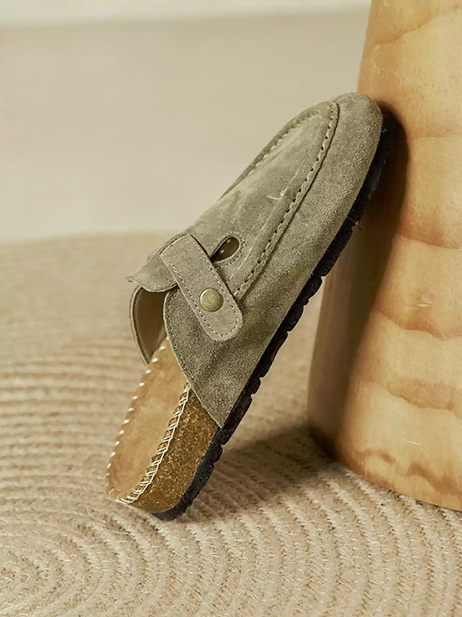 Women's cushioned closed-toe mules - footbed detail