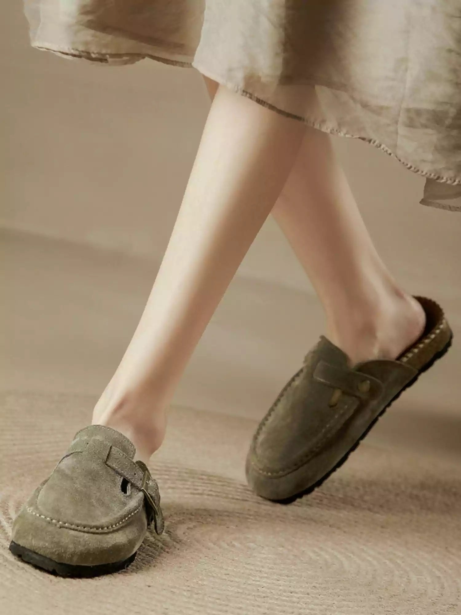 Women's cushioned closed-toe mules - colour options