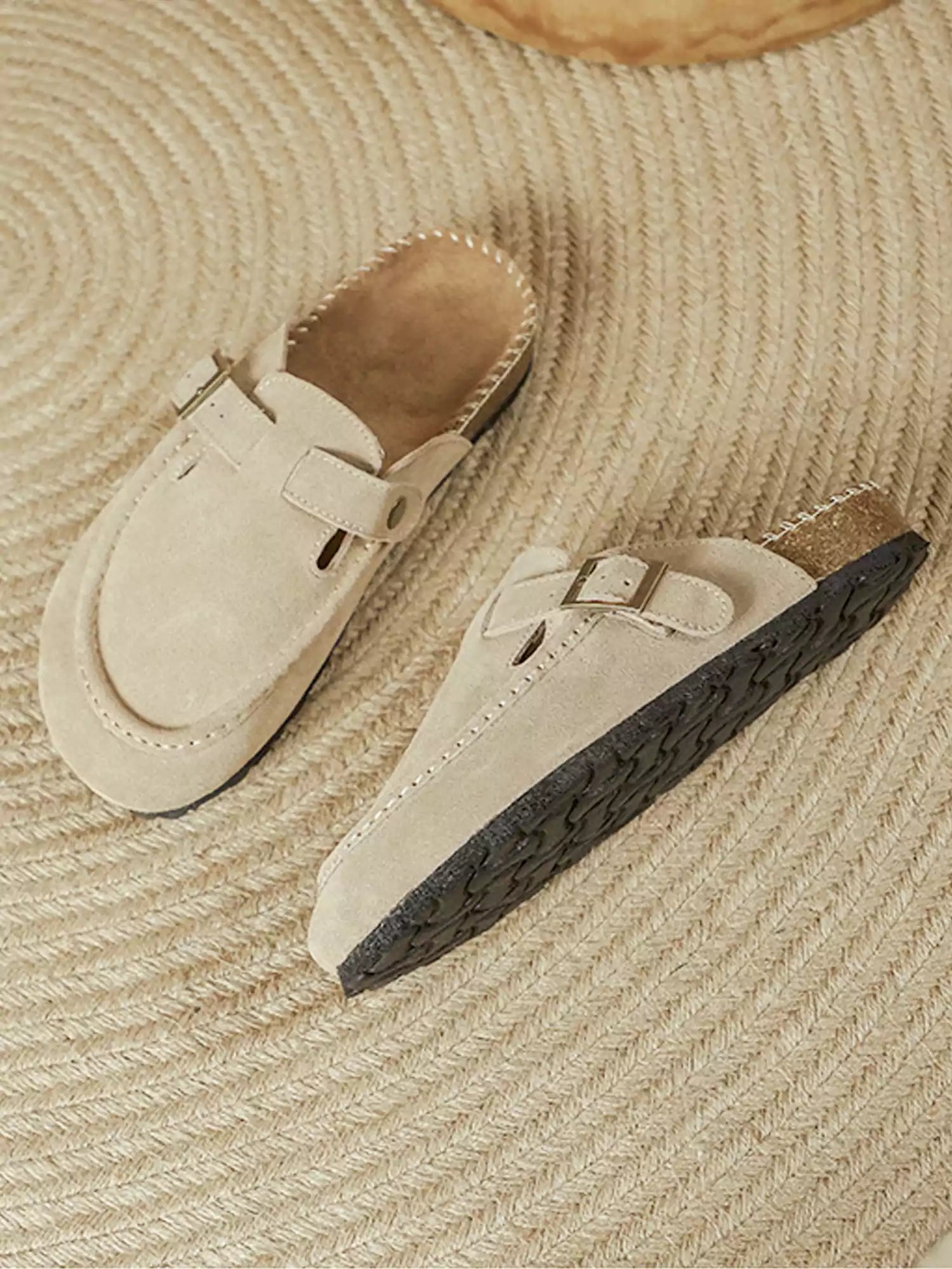 Women's cushioned closed-toe mules - lifestyle shot