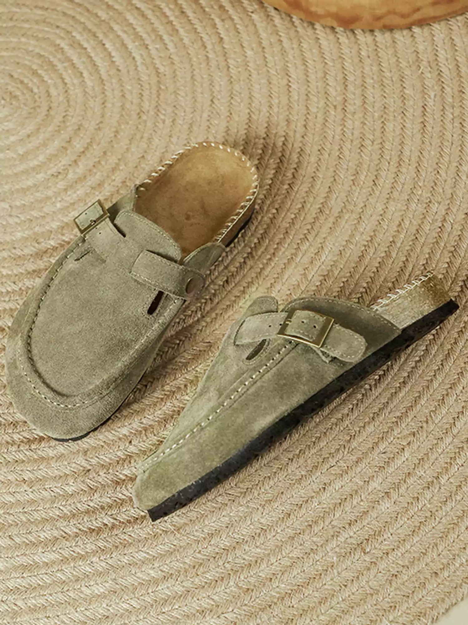 Women's cushioned closed-toe mules - close-up detail