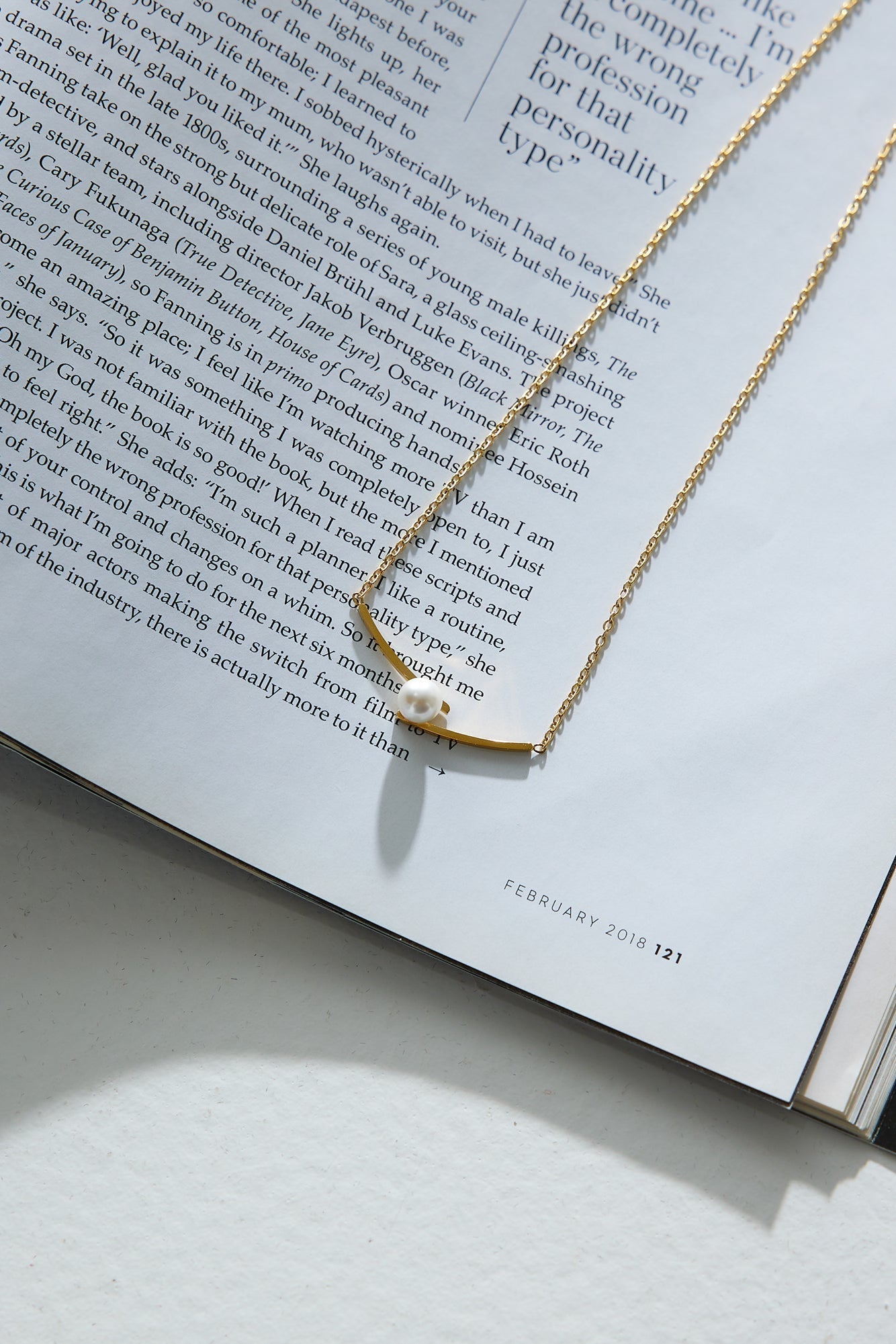 Women's gold dainty pearl necklace