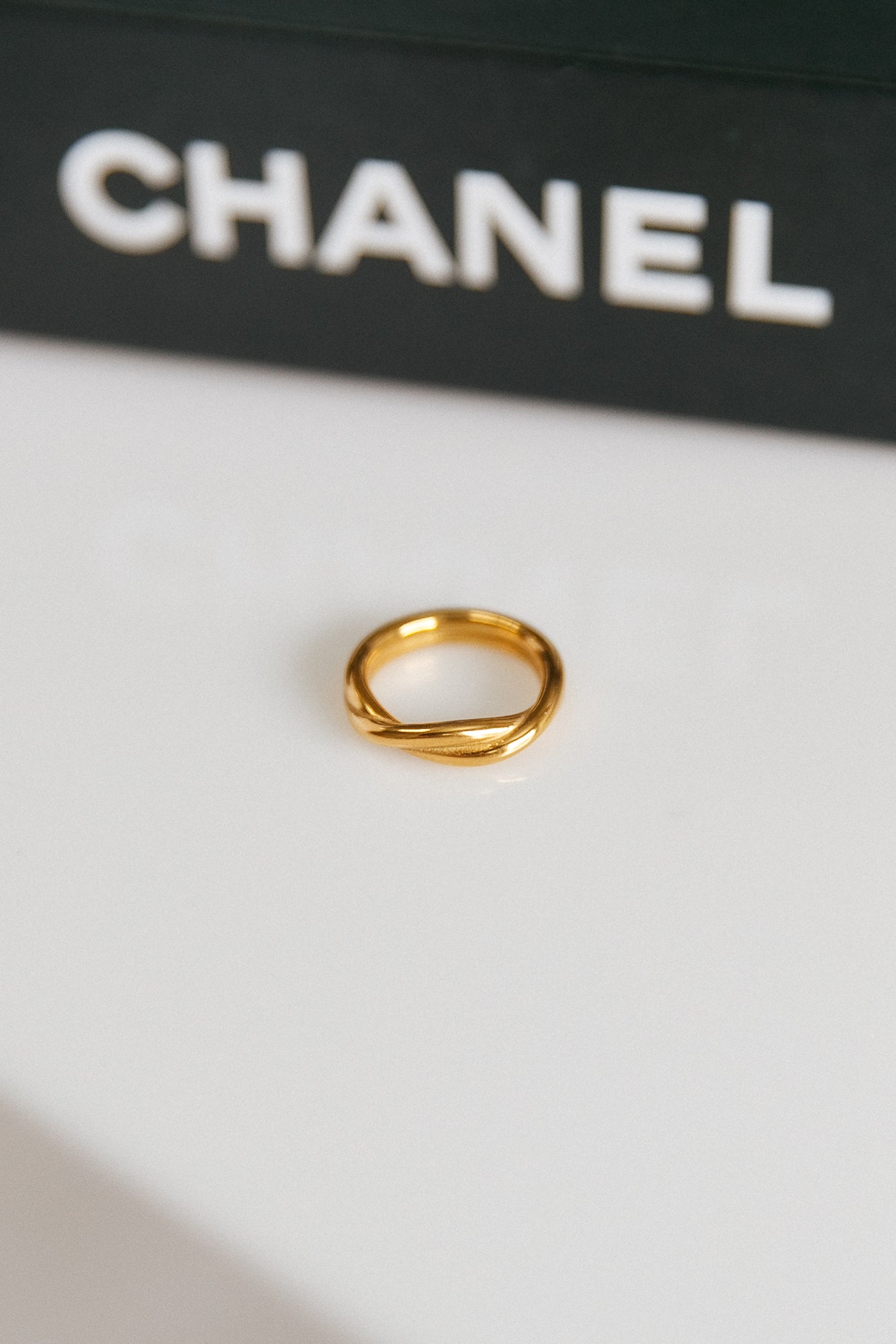 Women's gold-plated twist band ring