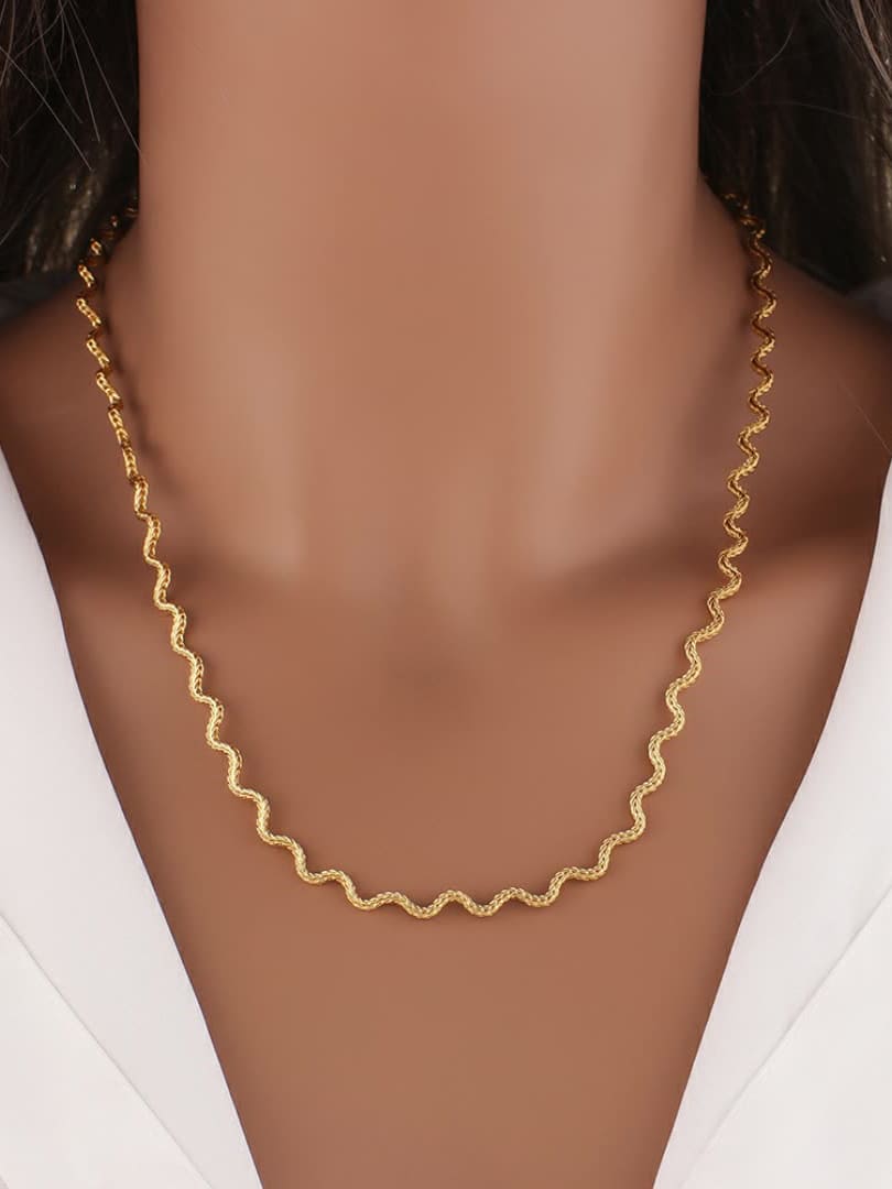 Women's chunky gold textured wave chain necklace