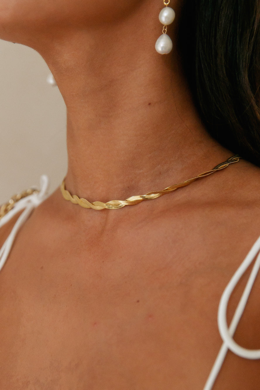 Women's gold twisted chain choker necklace