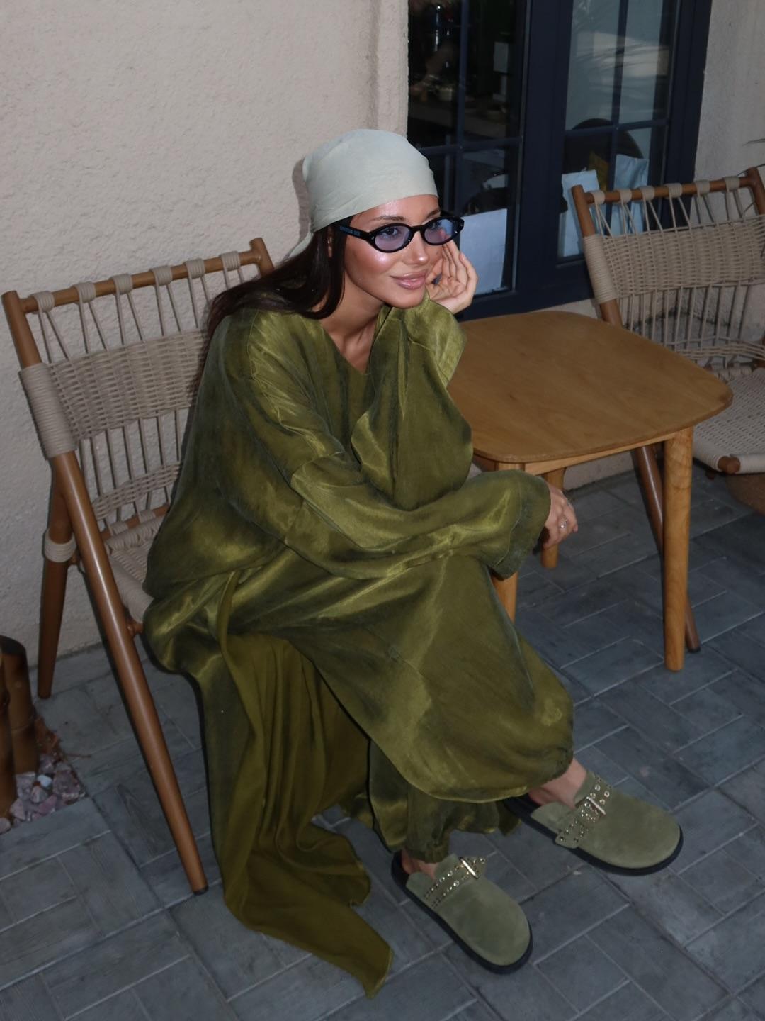 Women's green cupra T-shirt, wide-leg pants and cape set — detail view