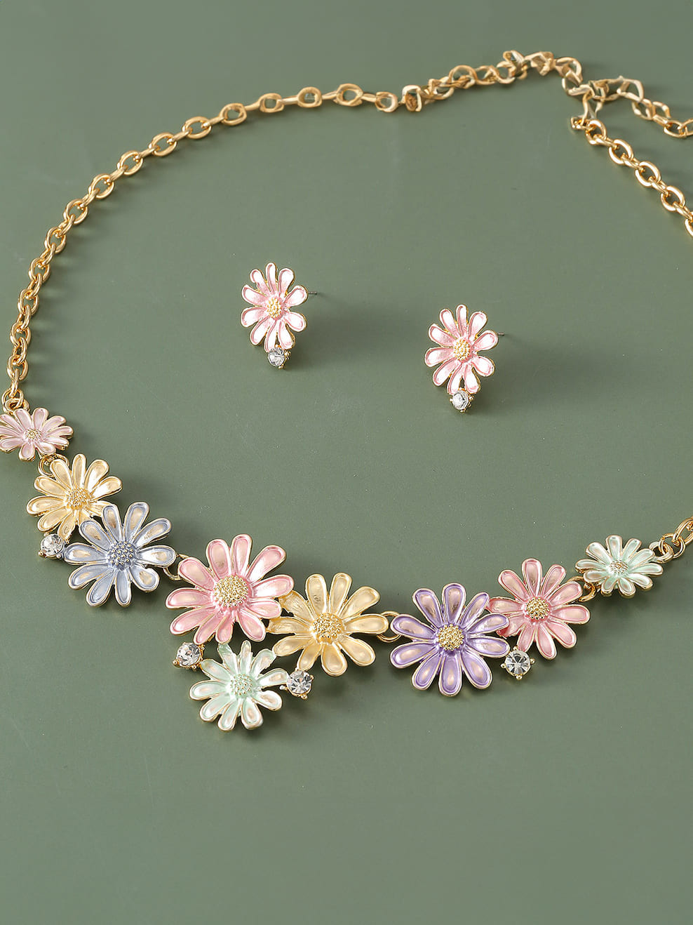Women's pastel enamel daisy charm necklace — detail