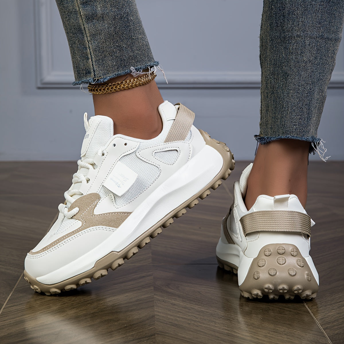Women's soft-sole lace-up trainers