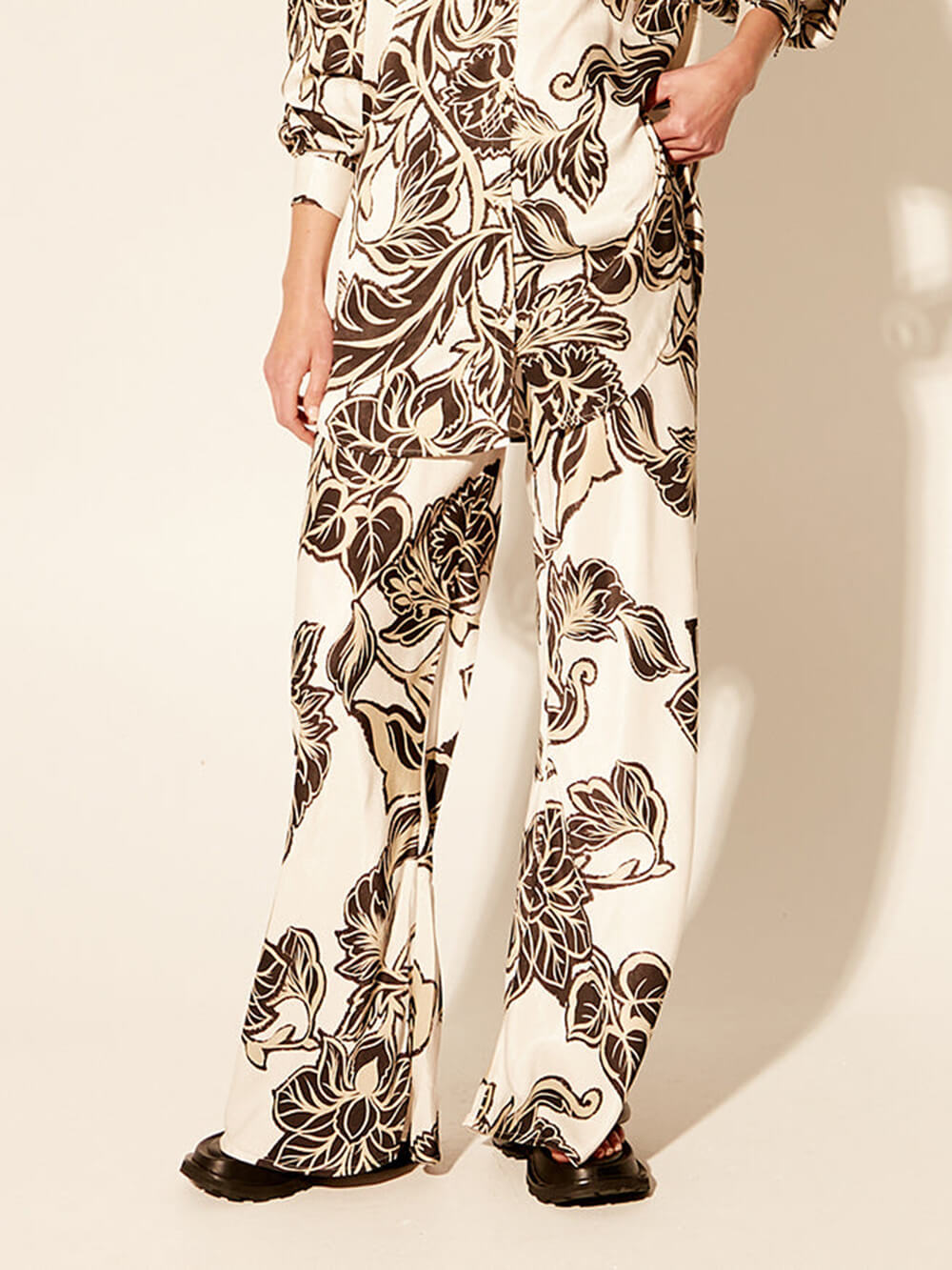 Women's White Floral Elastic-Waist Wide-Leg Trousers — styled look